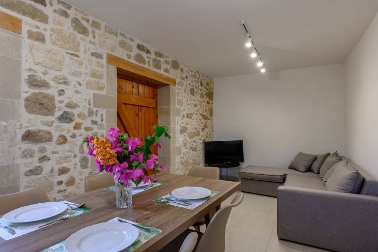 Fully equipped villa with patio, yard & private pool | Dogs allowed — photo 2