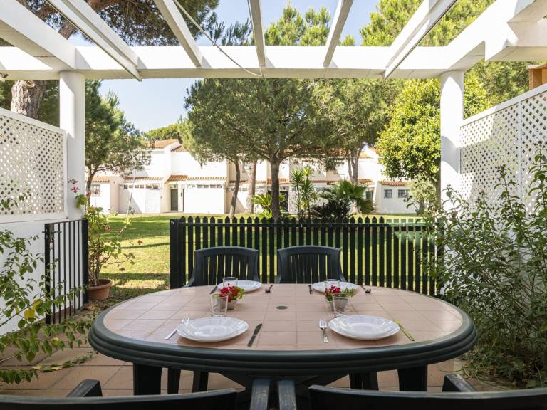 Vacation home with pool & garden — photo 4