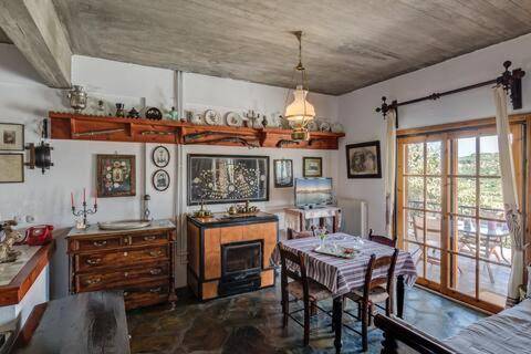 Vacation home with BBQ, patio & garden in Platanias