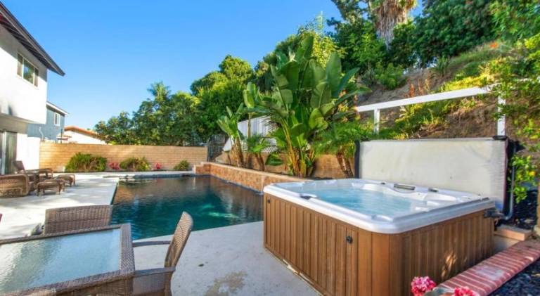 Vacation home with pool — photo 3