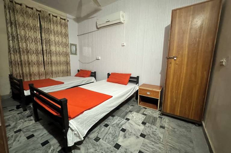 Professional Lahore Hostels