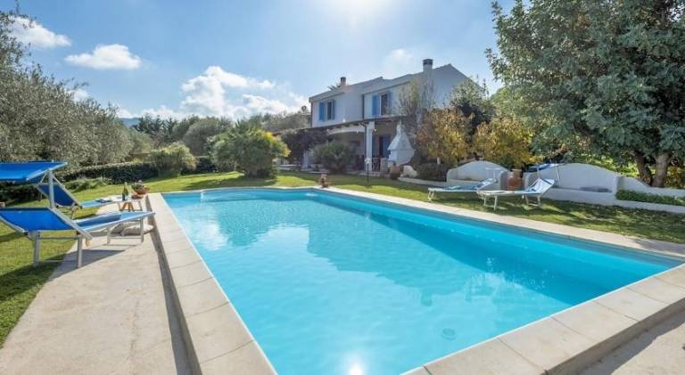 Villa with pool — photo 5