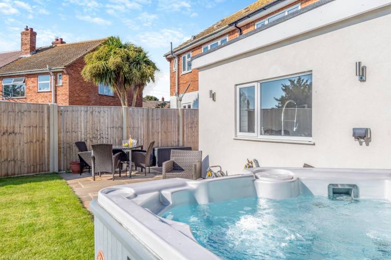 Cottage with hot tub, garden & barbeque in Hunstanton
