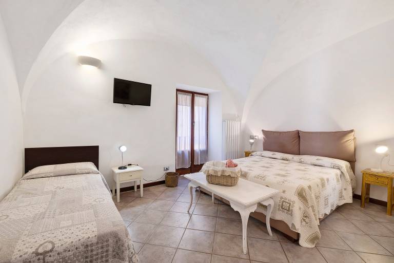 Private room with terrace & yard | City view in Pietra Ligure