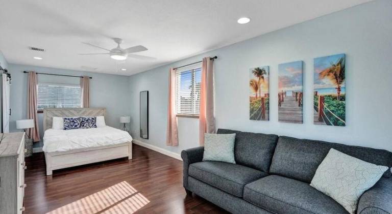 Vacation home with jacuzzi — photo 2