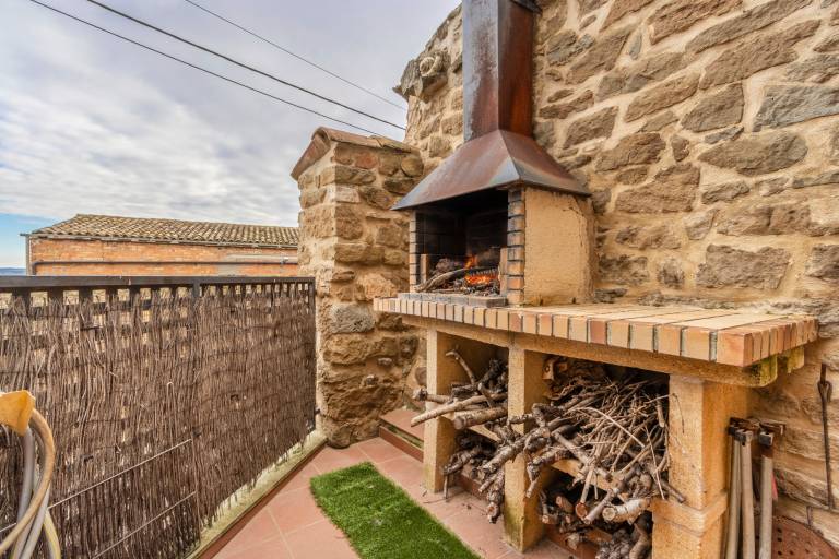 House with patio, barbeque & hot tub — photo 4