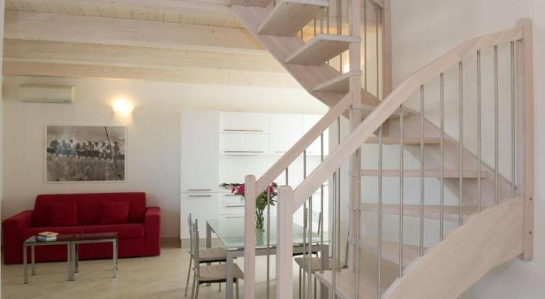 Serviced apartment with yard & patio — photo 4