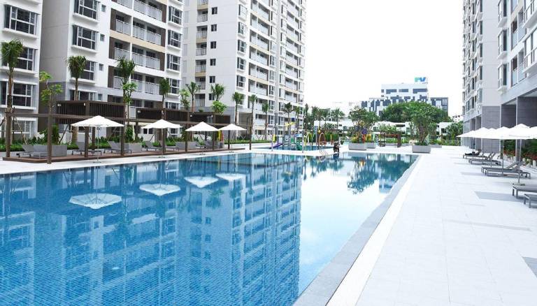Family-friendly ample serviced apartment with pool & patio | Pet-friendly — photo 2