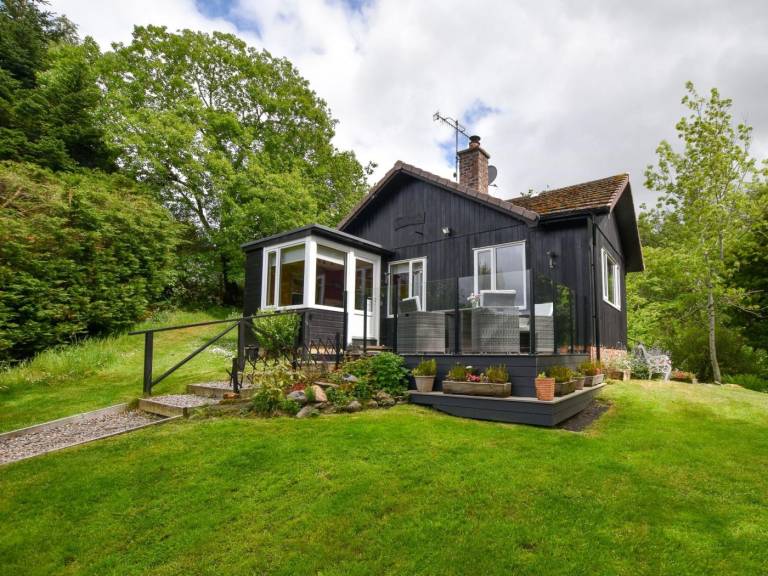 Cottage with garden & grill | Water view in Perth