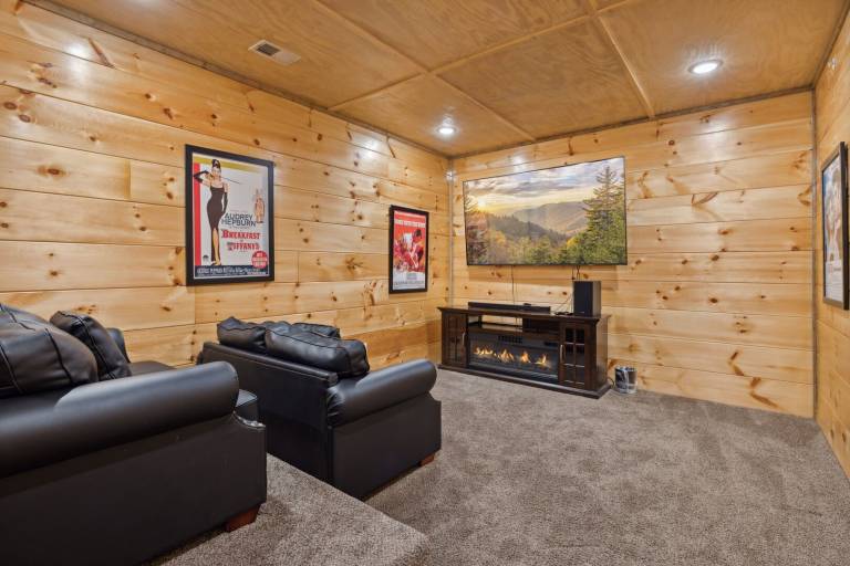 A Lodge at The Glades 12 BR Cabin Private Indoor Pool, Hot Tubs, Game Rooms, and Theater Room — photo 5