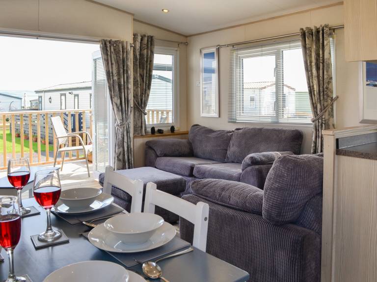 Cottage with yard | Beach view — photo 4
