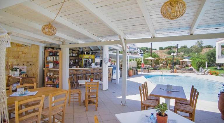 Holiday apartment with pool, grill & yard — photo 4