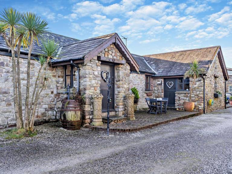 Cottage with grill & yard in Swansea