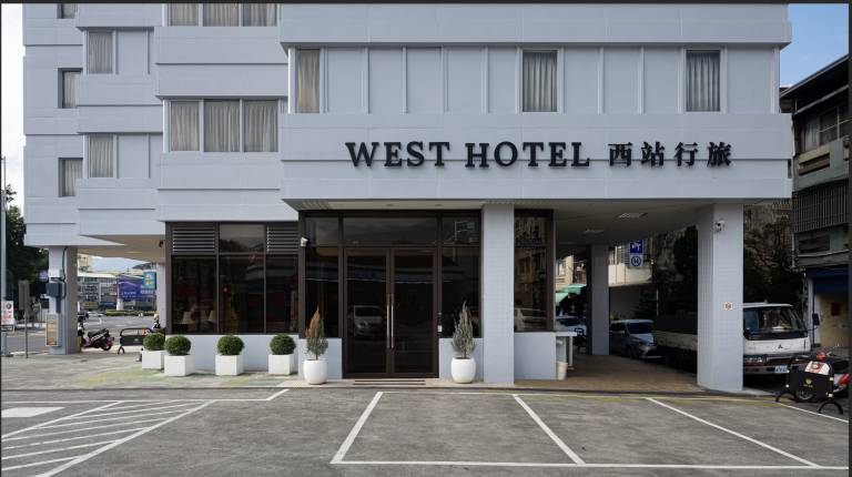 West Hotel in Puli