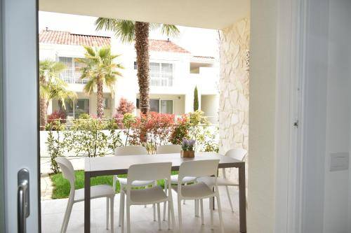 Apartment with private pool, yard & jacuzzi — photo 5