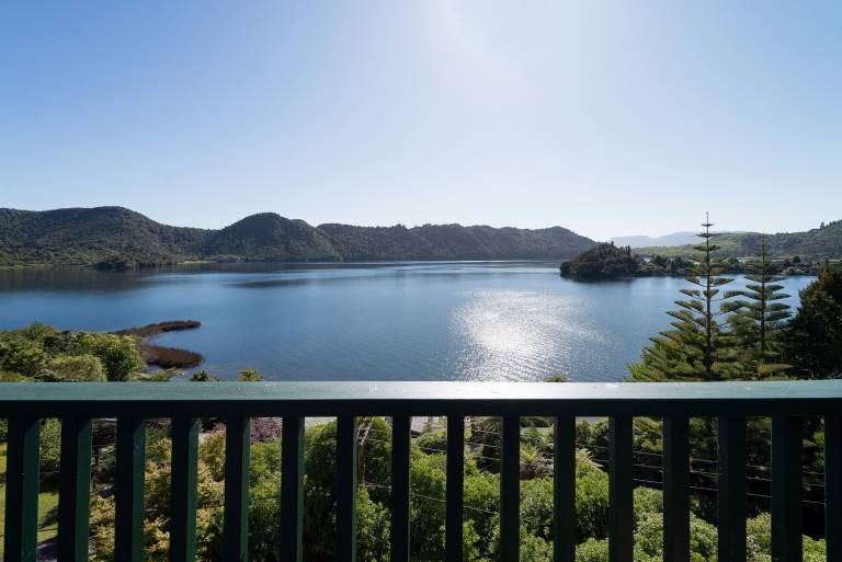 House Lake Ōkareka
