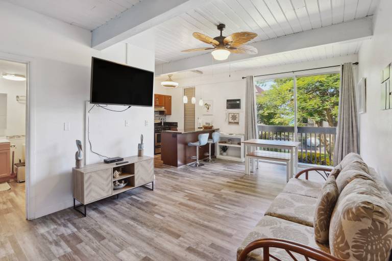 < 1 Mi to Beach + Town! Airy Kailua-Kona Condo — photo 5