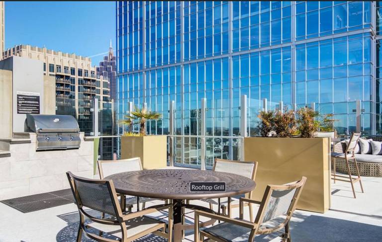 Mid town Luxury Apt High Rise Gym Pool Parking