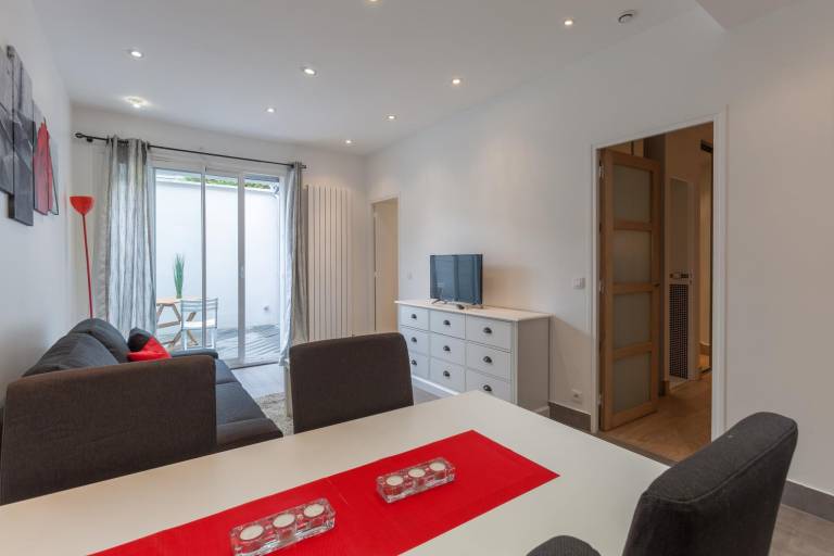 Apartment with yard in Vanves