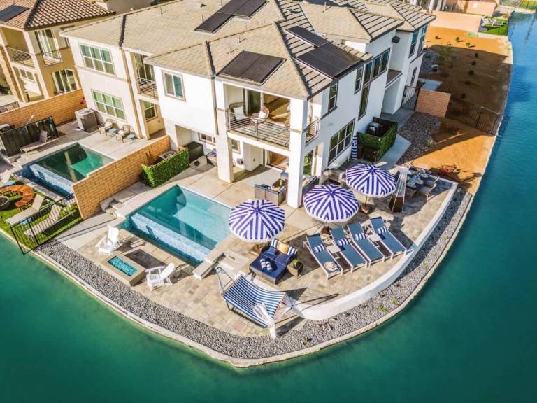 Vacation home with private pool — photo 3