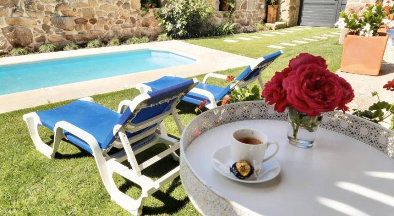Vacation home with private pool, barbecue & patio — photo 4