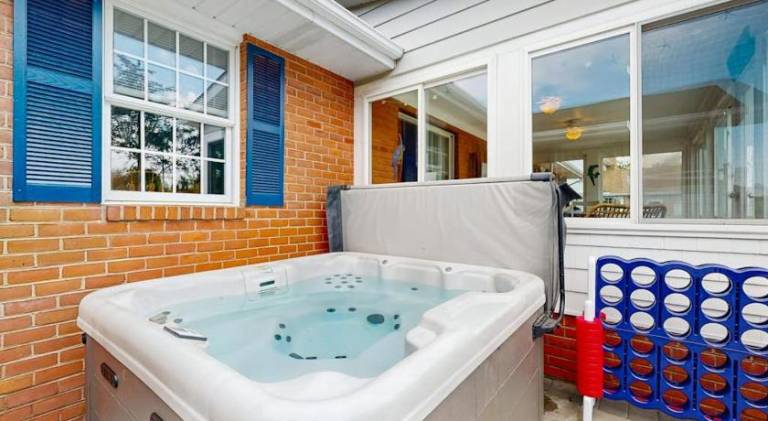 Vacation home with jacuzzi — photo 5