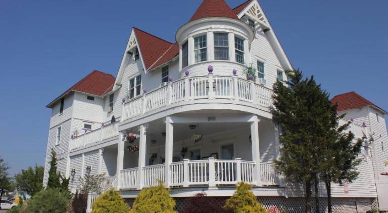 Tavern On The Bay Hotel - Lucky Luciano Suite in Somers Point, NJ
