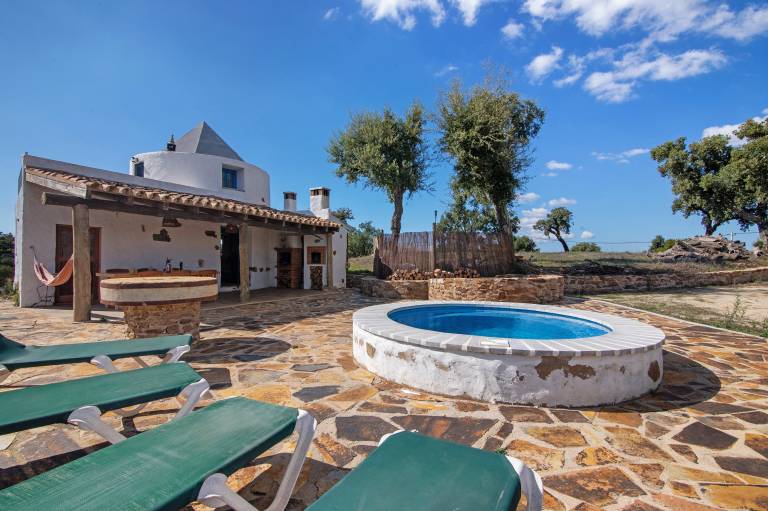 Family-friendly beautiful vacation home with fast internet, yard & private pool | Mountain view | Good for workation | Pet-friendly in Loulé
