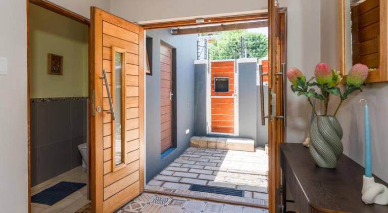 Spacious & Stylish - near Table Mtn & CBD - Garden & Garage — photo 5