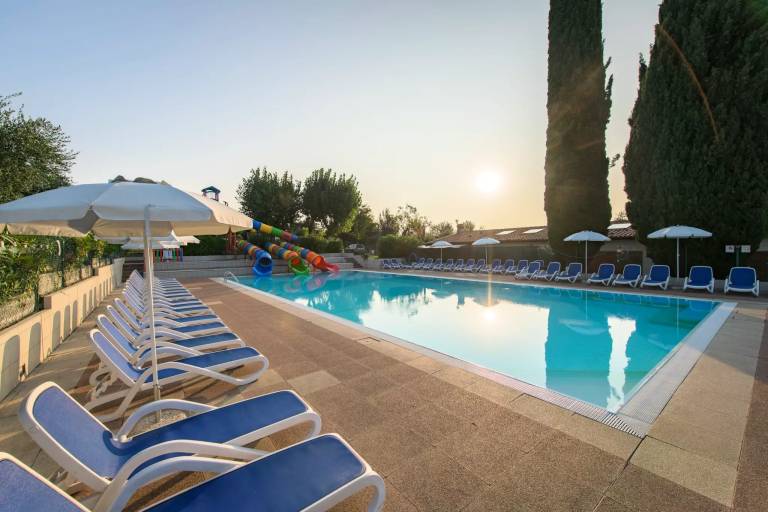 Lovely mobile home with patio | Pets are welcome in Manerba del Garda