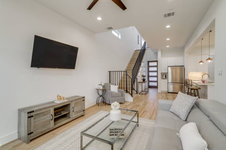 Sleek Home w Screened Patio & Yard in Houston