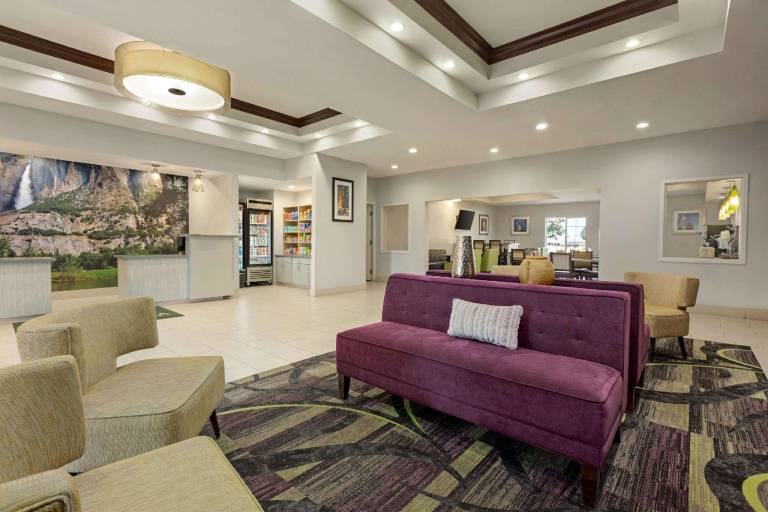 La Quinta Inn & Suites by Wyndham Fresno Northwest — photo 2
