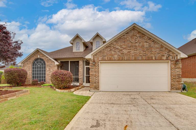 Spacious Arlington Home By Shops, Parks & Lakes — photo 3