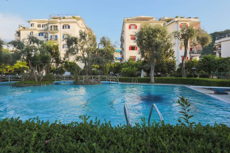 Lovely holiday apartment with hot tub, garden & patio | Suitable for remote work | Pet-friendly — photo 3