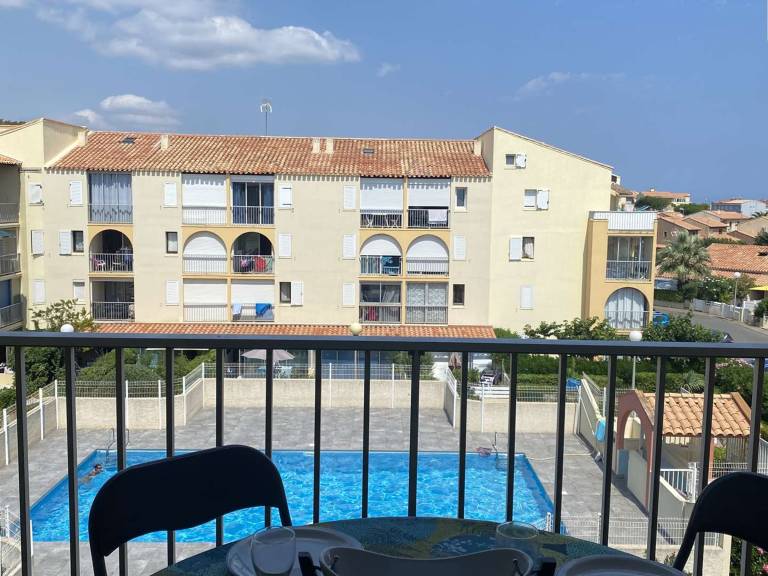 Apartment with pool in Narbonne