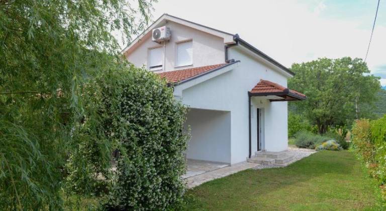 Vacation home with pool — photo 4