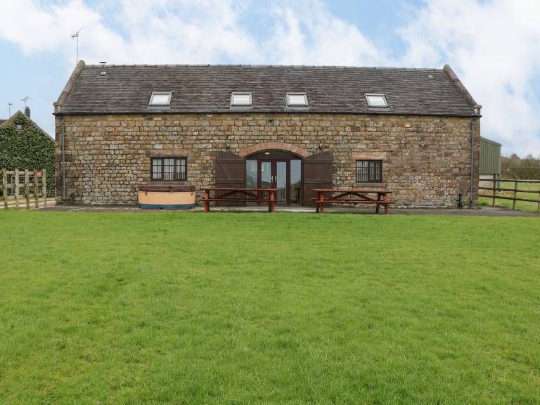 Cottage with yard & jacuzzi — photo 4
