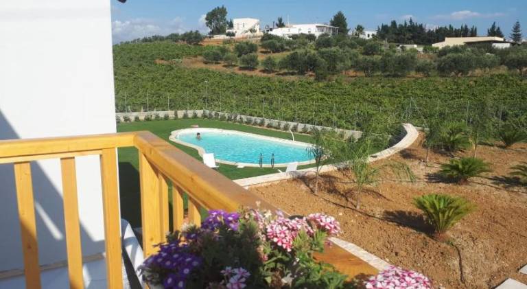 Holiday apartment with garden, pool & patio — photo 5