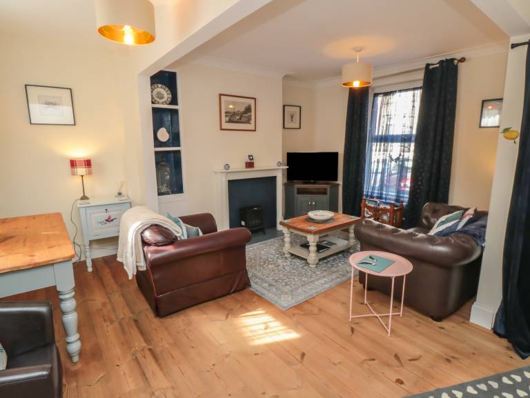 Family-friendly charming cottage with yard | Beach view | Pets allowed — photo 3