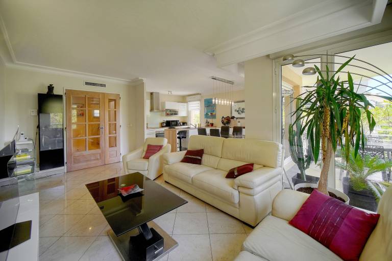 Rental apartment with patio, garden & pool — photo 2