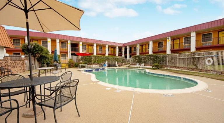 Economy Inn & Suites — photo 4