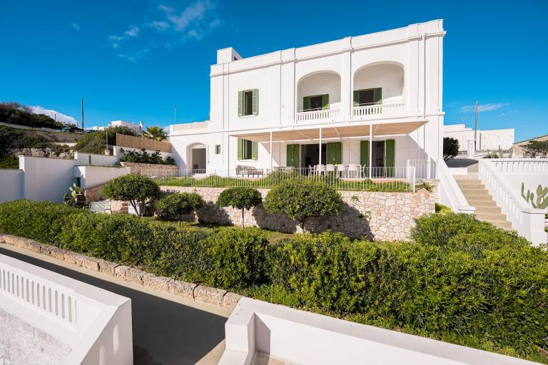 Villa with barbeque, private pool & patio | Sea view — photo 2