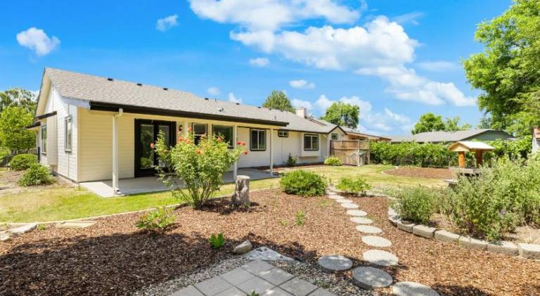 Stylish Renovation, Perfect for Families & Pets, Garage Parking, Sleeps 10 — photo 3
