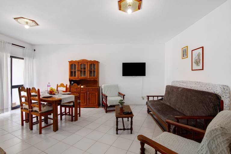 Apartment 'Seaside Sanctuary - Praia Da Rocha' with Shared Pool, Wi-Fi and Air Conditioning — photo 4