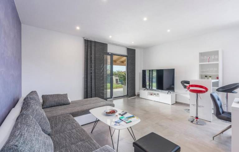 Villa with garden, grill & private pool — photo 4
