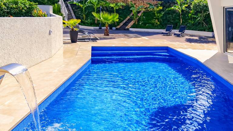 Villa with hot tub, BBQ & private pool | Pets allowed — photo 3