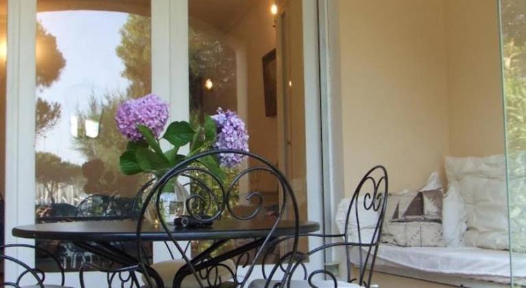 Holiday apartment with yard & terrace — photo 3