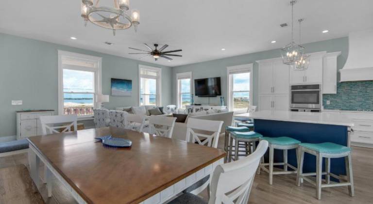 Vacation home with pool — photo 4