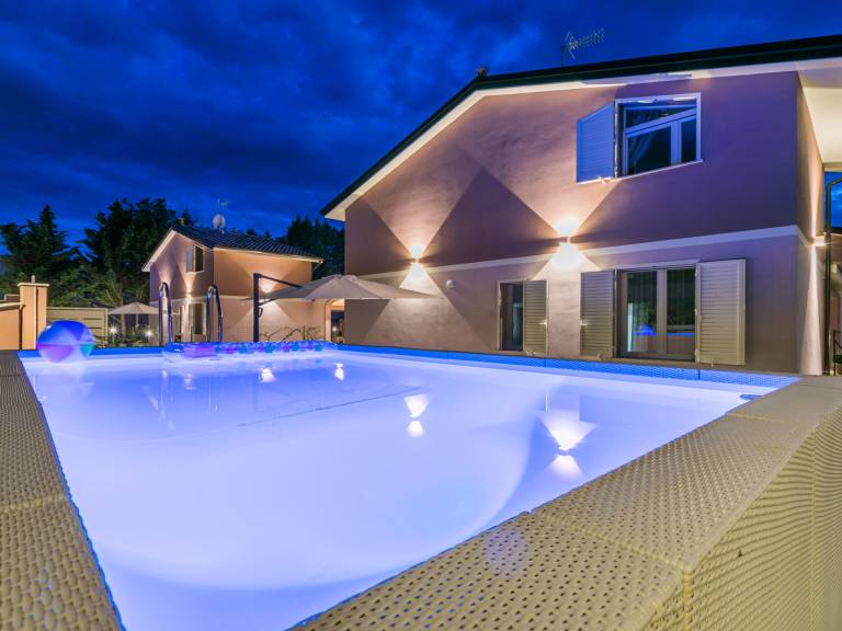 Vacation home with terrace, garden & private pool — photo 3