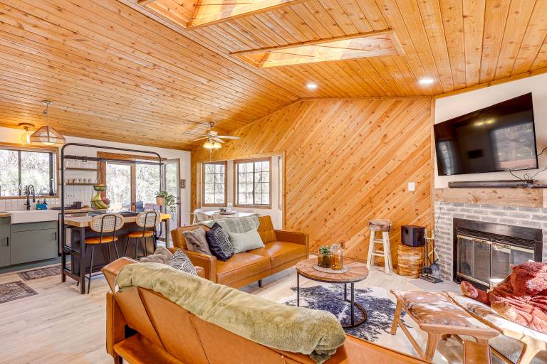 8 Mi to Big Bear Lake: Cabin w/ Deck & Fireplace — photo 5